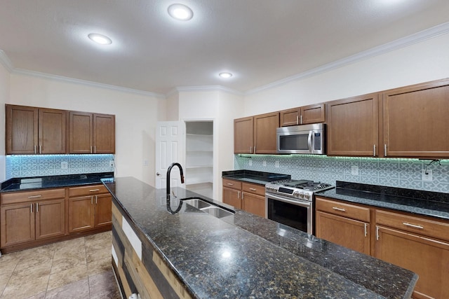 1278 Wysteria Ln, Burleson, TX 76028 - kitchen featuring appliances with stainless steel finishes, a sink, ornamental molding, decorative backsplash, and dark stone counters