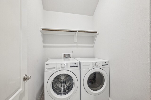 1512 Nighthawk Ln, Mansfield, TX 76063 - laundry area featuring independent washer and dryer and baseboards
