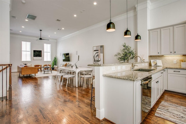 2123 Diversey St, Dallas, TX 75201 - kitchen featuring a sink, a peninsula, a ceiling fan, decorative backsplash, and recessed lighting