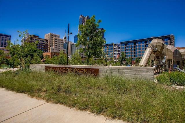 2123 Diversey St, Dallas, TX 75201 - surrounding community with a city view