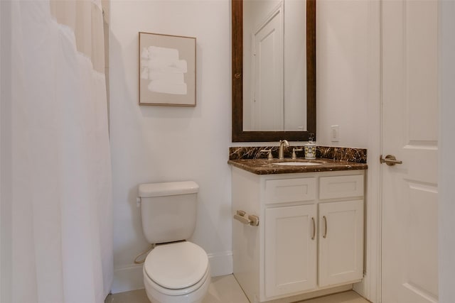 2123 Diversey St, Dallas, TX 75201 - full bathroom with toilet, vanity, baseboards, and a shower with curtain