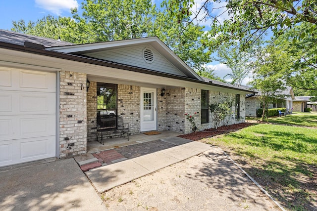 613 Locust St S, Sulphur Springs, TX 75482 - single story home with brick siding, a porch, a front lawn, and a garage