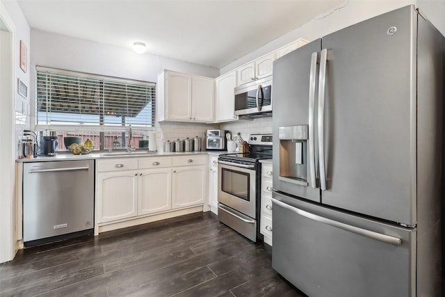 3713 Fairfield Dr, Carrollton, TX 75007 - kitchen with stainless steel appliances, a sink, dark wood-style flooring, backsplash, and light countertops
