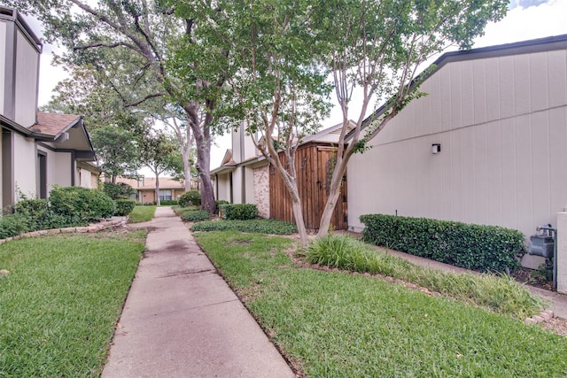 1916 Cobblestone Ln, Garland, TX 75042 - view of community with a yard