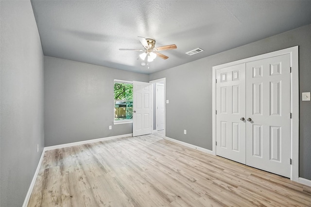 906 S Willow St, Sherman, TX 75090 - unfurnished bedroom featuring light wood-type flooring, a ceiling fan, and a closet