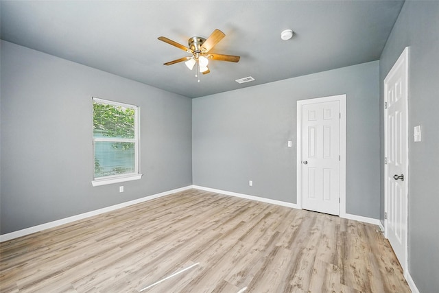 906 S Willow St, Sherman, TX 75090 - unfurnished room with light wood finished floors, ceiling fan, and a smoke detector