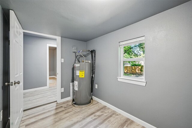 906 S Willow St, Sherman, TX 75090 - utilities featuring electric water heater