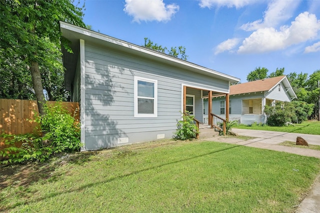 906 S Willow St, Sherman, TX 75090 - view of front facade with crawl space and a porch