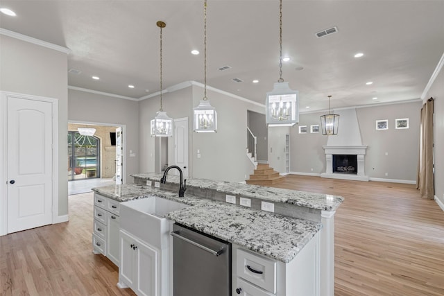 1424 Keeneland Hill Dr, Aledo, TX 76008 - kitchen featuring dishwasher, an island with sink, recessed lighting, light wood finished floors, and crown molding