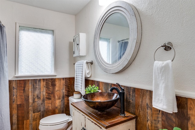 7612 Oxley Dr, Richland Hills, TX 76118 - bathroom with vanity and toilet