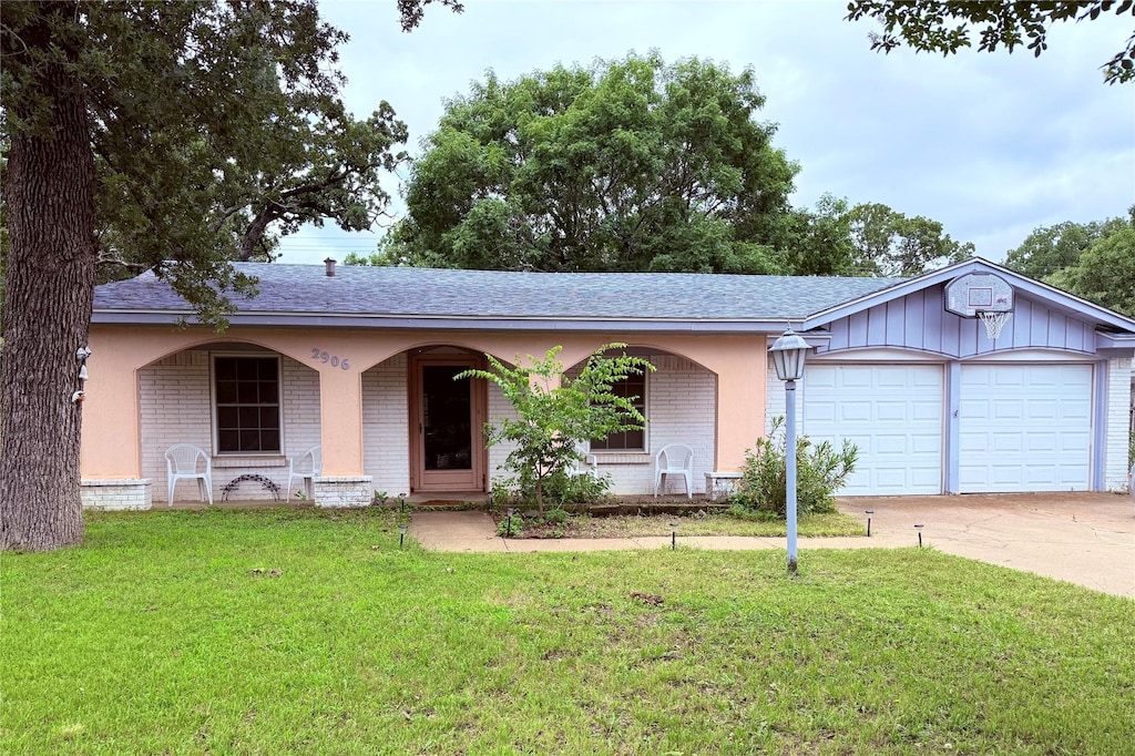 2906 SE 6th St, Mineral Wells, TX 76067 - ranch-style house featuring a porch, concrete driveway, and brick siding