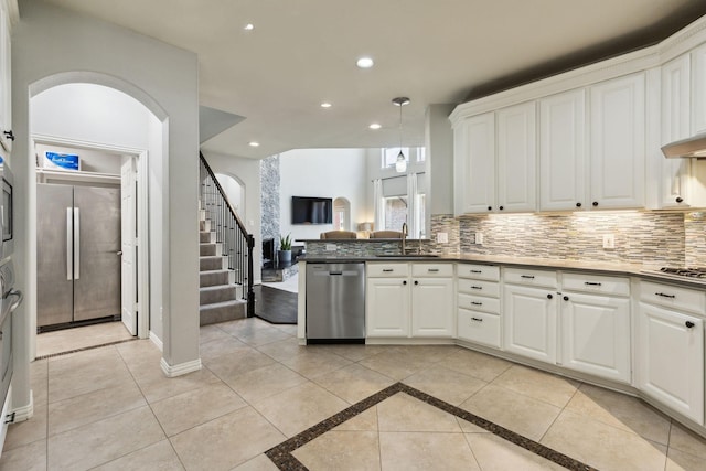 4104 Navarro Way, Frisco, TX 75034 - kitchen featuring appliances with stainless steel finishes, a sink, backsplash, white cabinetry, and recessed lighting