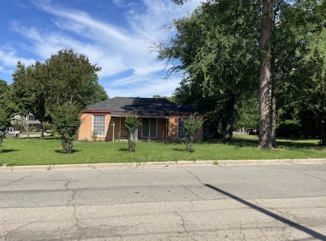 601 N Newsom St, Mineola, TX 75773 - ranch-style home with a front lawn
