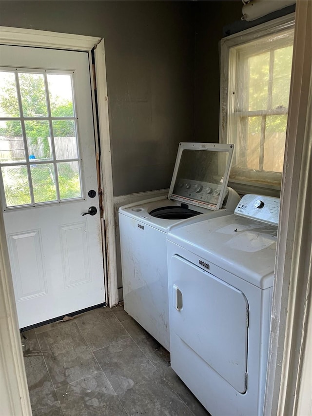 601 N Newsom St, Mineola, TX 75773 - laundry area featuring independent washer and dryer