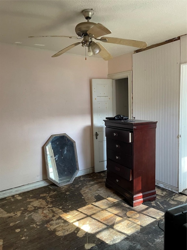 601 N Newsom St, Mineola, TX 75773 - unfurnished bedroom with a ceiling fan and baseboards