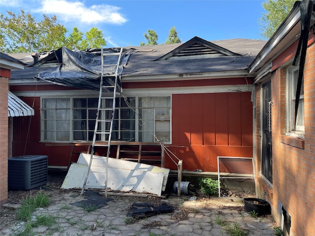 601 N Newsom St, Mineola, TX 75773 - back of property featuring central AC unit and a shingled roof