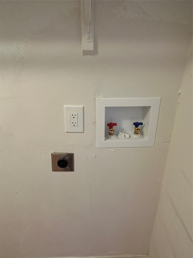 10578 High Hollows Dr Unit 166, Dallas, TX 75230 - laundry area with hookup for an electric dryer and hookup for a washing machine