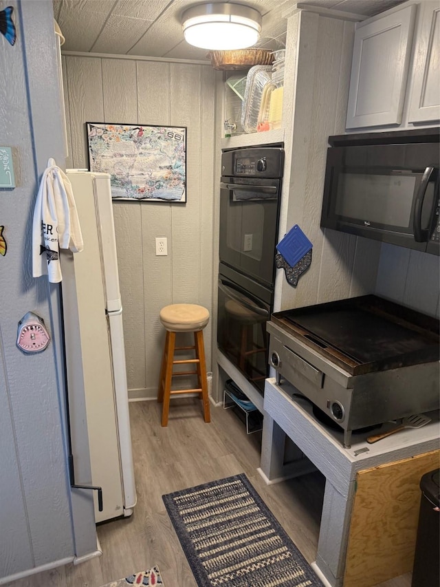 628 Harbor Cir, Azle, TX 76020 - kitchen with black appliances and light wood finished floors