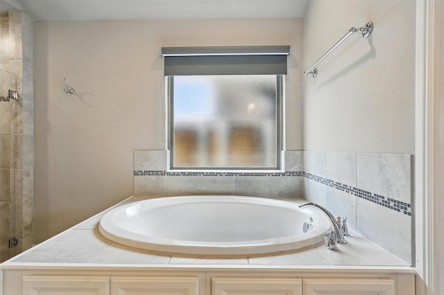 7817 Fossil Creek Trl, Mckinney, TX 75071 - bathroom with a bath