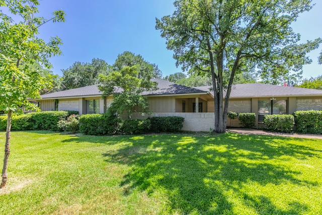 1604 Oak Hollow Dr, Woodway, TX 76712 - ranch-style home with a front lawn and brick siding