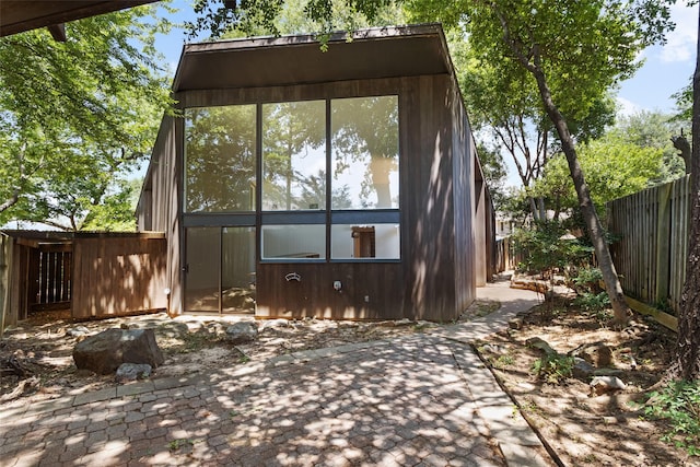 1703 E Barbara St, Tyler, TX 75701 - view of side of home with a fenced backyard and a patio area