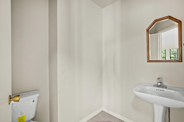 3410 Timbermill Rd, Waco, TX 76710 - bathroom featuring toilet, baseboards, tile patterned floors, and a sink