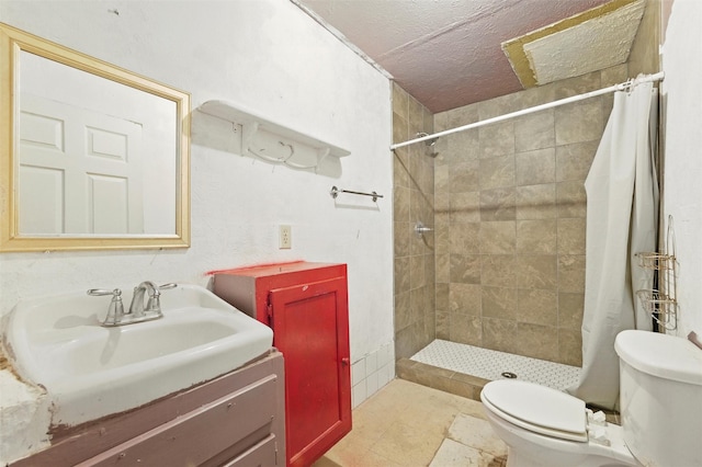 2610 Columbus Ave, Fort Worth, TX 76164 - full bath featuring toilet, vanity, a tile shower, and a textured ceiling