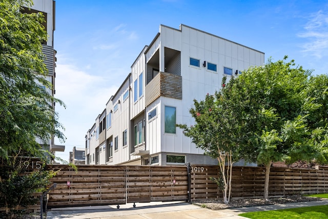 1919 Summit Ave Unit 2, Dallas, TX 75206 - view of building exterior featuring a fenced front yard