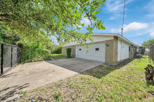 3008 Lindbergh Dr, Dallas, TX 75228 - view of garage