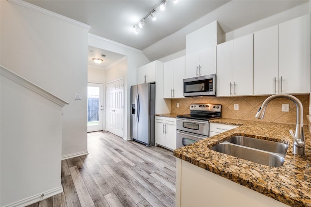 393 Bluebird Ln, Fairview, TX 75069 - kitchen with appliances with stainless steel finishes, a sink, dark stone countertops, tasteful backsplash, and light wood-type flooring