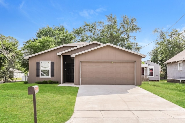 825 Garrison St, Waco, TX 76704 - ranch-style house featuring a garage, a front yard, and driveway