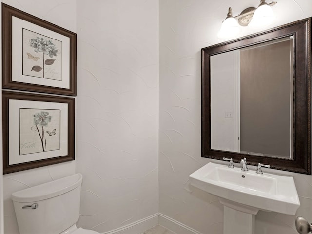1025 Arches Park Dr, Allen, TX 75013 - bathroom featuring toilet, a sink, and baseboards