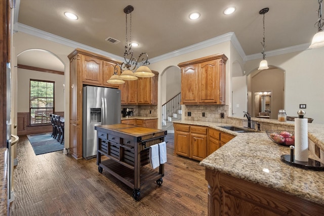 1205 Platte Dr, Mansfield, TX 76063 - kitchen featuring arched walkways, stainless steel refrigerator with ice dispenser, a sink, dark wood-style floors, and crown molding