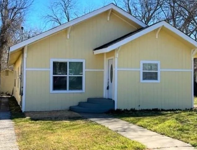 909 S Montgomery St, Sherman, TX 75090 - bungalow-style house featuring a front yard