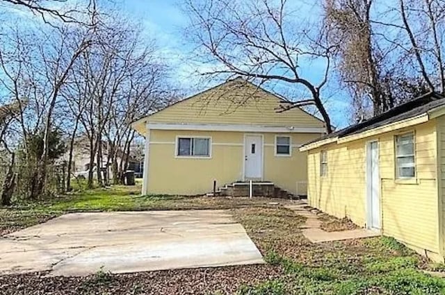 909 S Montgomery St, Sherman, TX 75090 - view of front of home featuring a patio