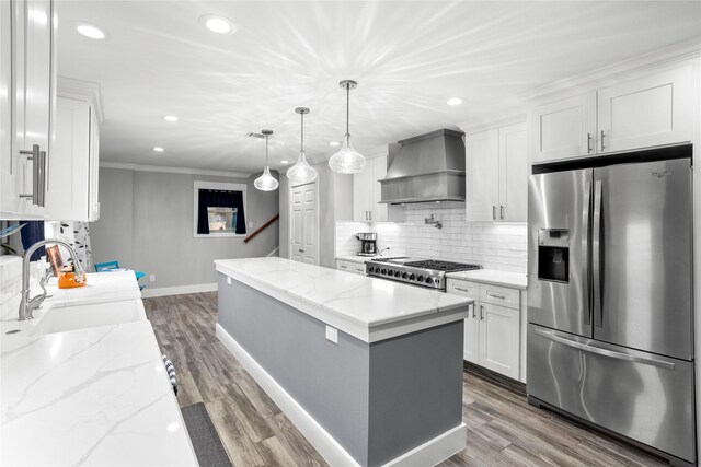 3905 Shady Creek Dr, Euless, TX 76040 - kitchen with stainless steel fridge with ice dispenser, custom range hood, baseboards, a sink, and range