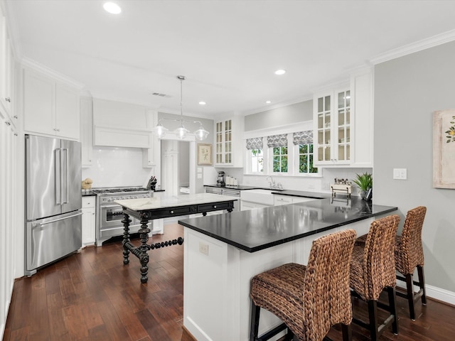 411 Jordan Farm Cir, Rockwall, TX 75087 - kitchen featuring high quality appliances, white cabinets, dark wood-style floors, a sink, and recessed lighting