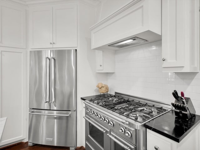 411 Jordan Farm Cir, Rockwall, TX 75087 - kitchen featuring high quality appliances, tasteful backsplash, custom exhaust hood, and white cabinetry