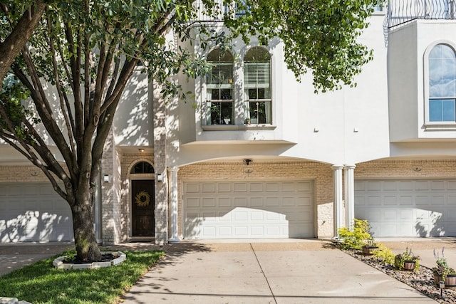 2022 N Fitzhugh Ave Unit E, Dallas, TX 75204 - multi unit property featuring stucco siding, an attached garage, driveway, and brick siding