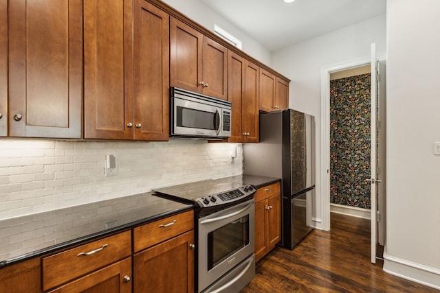 2022 N Fitzhugh Ave Unit E, Dallas, TX 75204 - kitchen with stainless steel appliances, dark wood finished floors, decorative backsplash, and baseboards