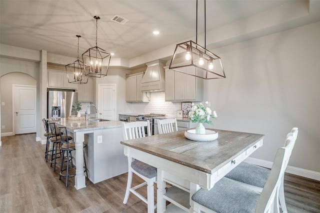 9405 Wildcat Rdg, Godley, TX 76044 - kitchen with stainless steel appliances, a sink, custom range hood, an island with sink, and recessed lighting