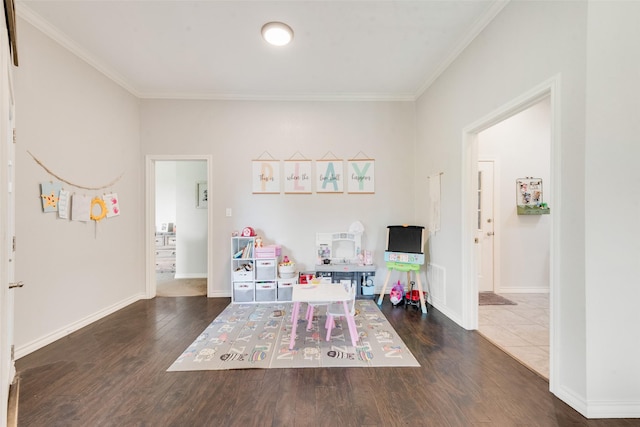 15393 Armstrong Rd, Terrell, TX 75160 - recreation room with wood finished floors, crown molding, and baseboards