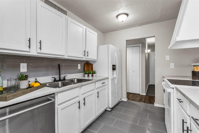 527 Cumberland Dr, Allen, TX 75002 - kitchen with white appliances, a sink, backsplash, white cabinetry, and a textured ceiling