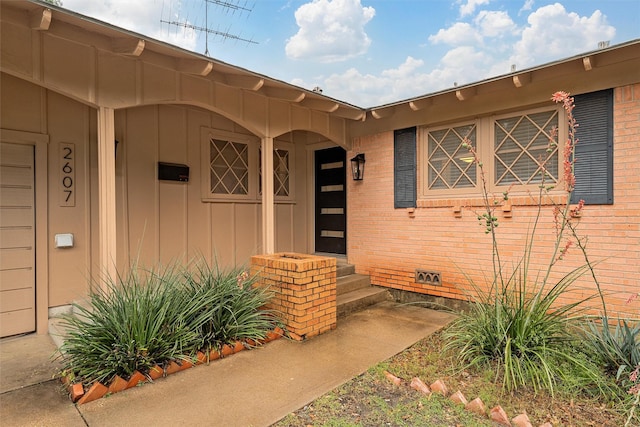 2607 Glendale Dr, Waco, TX 76710 - entrance to property with board and batten siding and crawl space