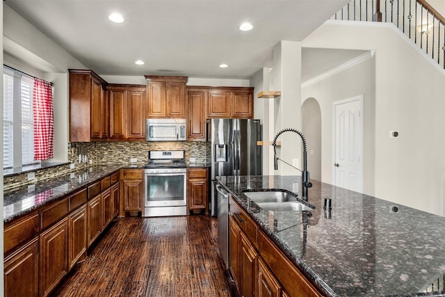 952 Tara Dr, Burleson, TX 76028 - kitchen featuring stainless steel appliances, a sink, dark wood-type flooring, crown molding, and decorative backsplash