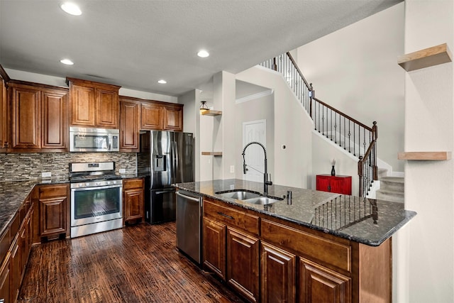 952 Tara Dr, Burleson, TX 76028 - kitchen featuring stainless steel appliances, a sink, backsplash, dark wood finished floors, and dark stone countertops