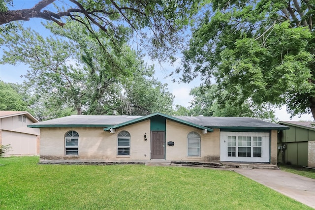 214 Independence Dr, Garland, TX 75043 - ranch-style home featuring a front yard and stucco siding