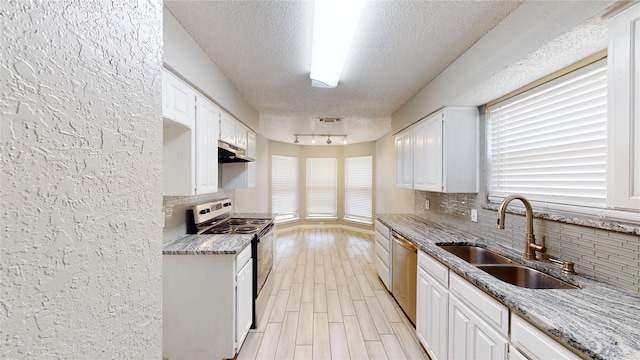 928 Thistle Ridge Ln, Arlington, TX 76017 - kitchen with appliances with stainless steel finishes, a sink, tasteful backsplash, white cabinets, and a textured ceiling