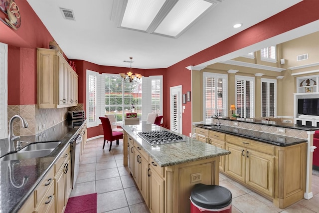 6628 Gray Wolf Dr, Plano, TX 75024 - kitchen with stainless steel appliances, a center island, a sink, a chandelier, and recessed lighting