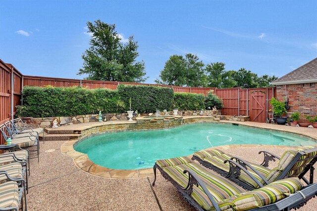 6628 Gray Wolf Dr, Plano, TX 75024 - view of swimming pool featuring a fenced backyard and a pool with connected hot tub
